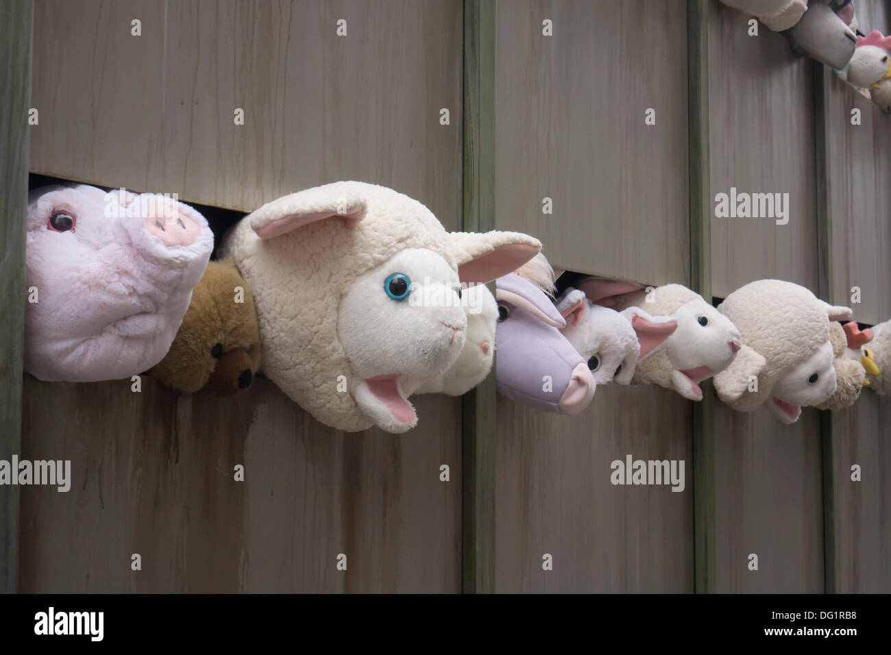 New York City, NY, STATI UNITI D'AMERICA. Undicesimo oct, 2013. Gli appassionati di Banksy gregge del quartiere alla moda di Meatpacking District di New York su Venerdì, Ottobre 11, 2013 per vedere l'undicesima puntata di Banksy arte, "Le Sirene degli agnelli". Questo particolare pezzo scultoreo consiste in un macello carrello riempito con belati animali di peluche, controllata da burattinai, che furono condotti in giro da un conducente che è rimasto nel carattere. Credito: Francesca Roberts/Alamy Live News Foto Stock