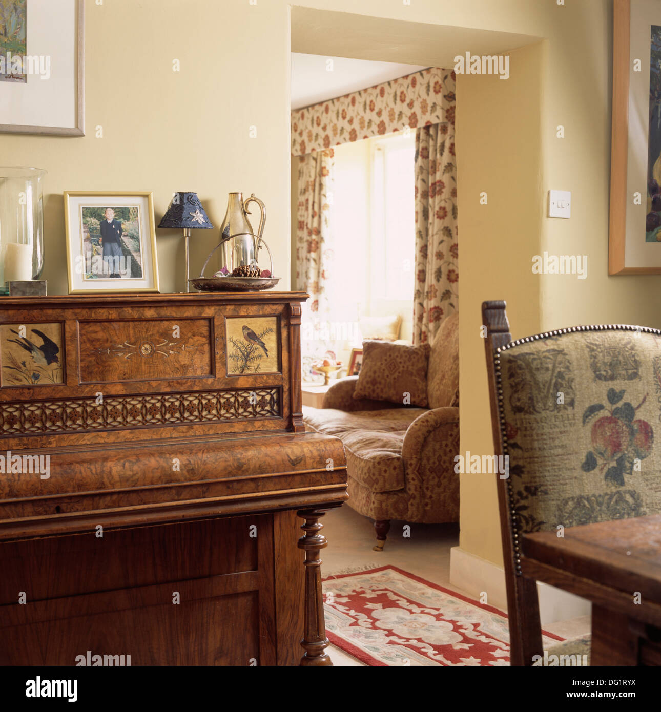 Antico pianoforte nel paese sala da pranzo con porta attraverso al salotto di casa Foto Stock