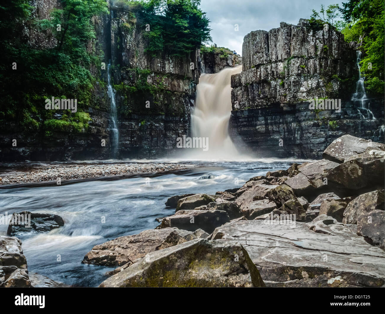 Forza elevata in cascata sul Fiume Tees, Co Durham, Inghilterra (orizzontale). Foto Stock