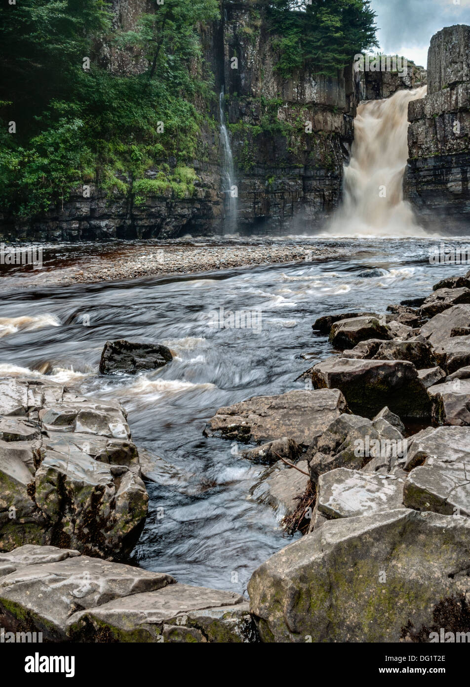 Forza elevata in cascata sul Fiume Tees, Co Durham, Inghilterra (verticale). Foto Stock