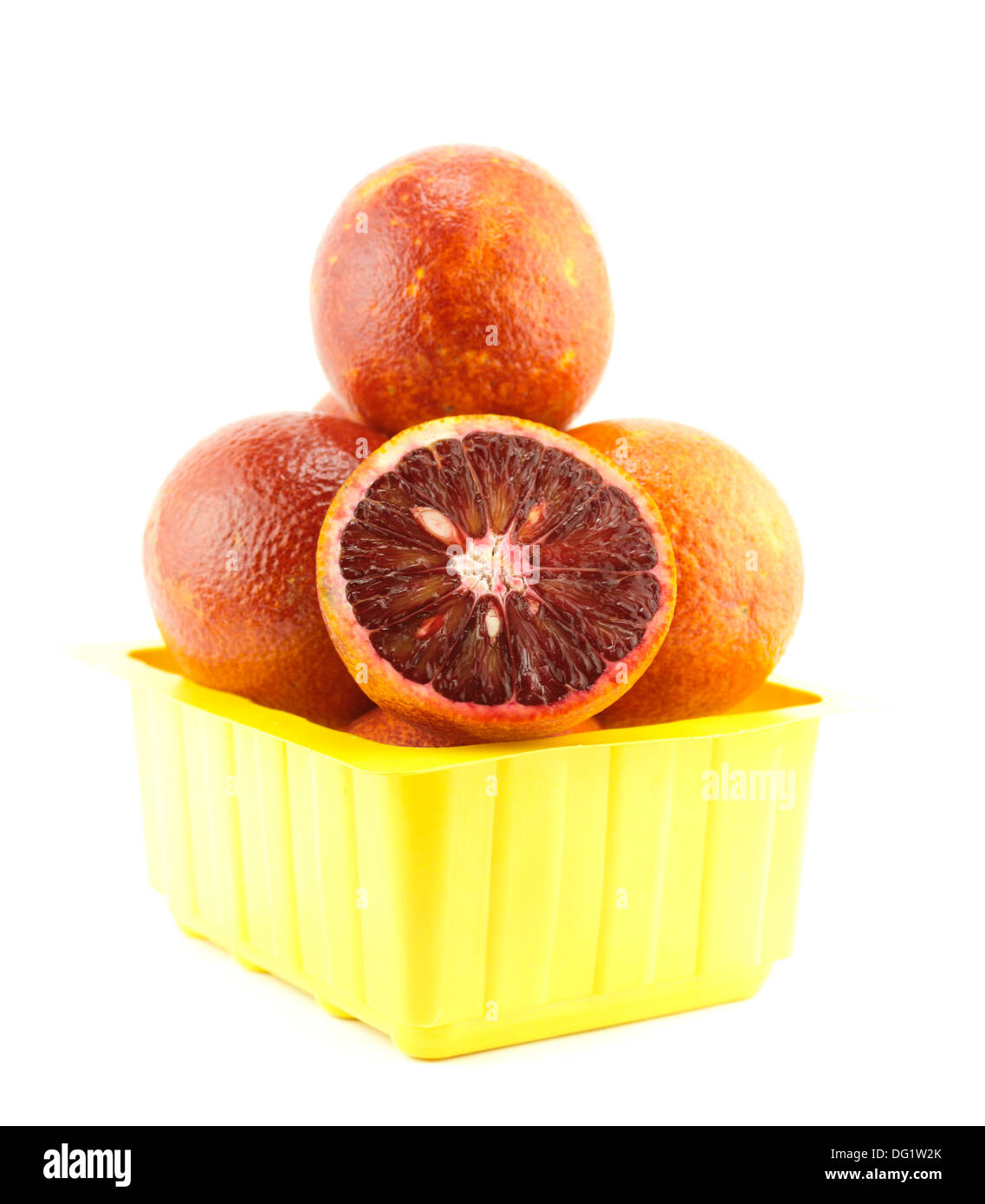 Rosso dolce frutta arancione con foglie nel carrello (con lavori di clipping path) Foto Stock