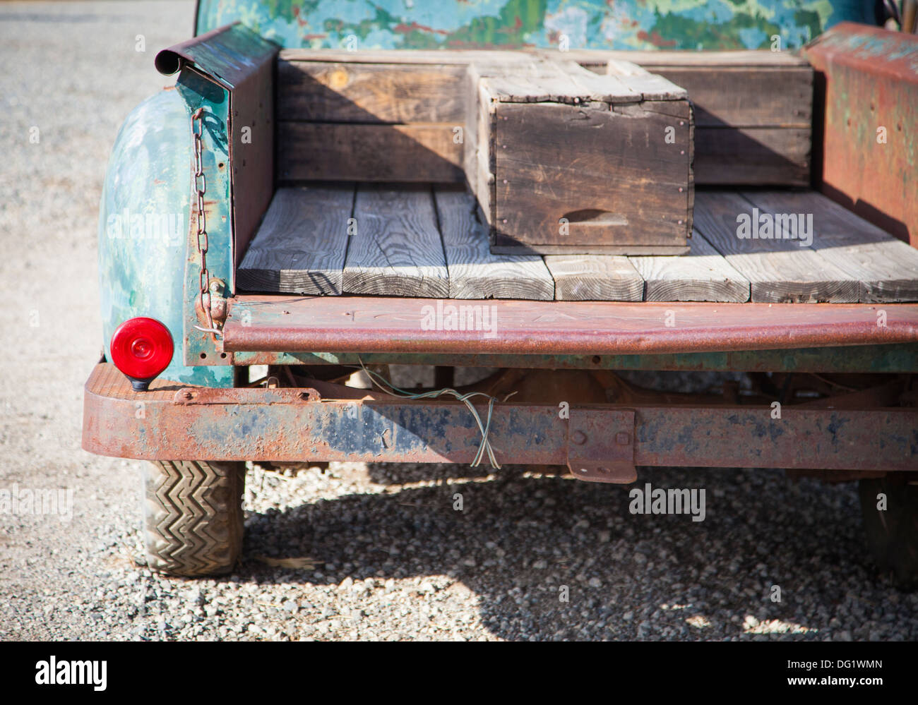 Abstract del vecchio arrugginito carrello antico letto in un ambiente rustico ambiente all'aperto. Foto Stock