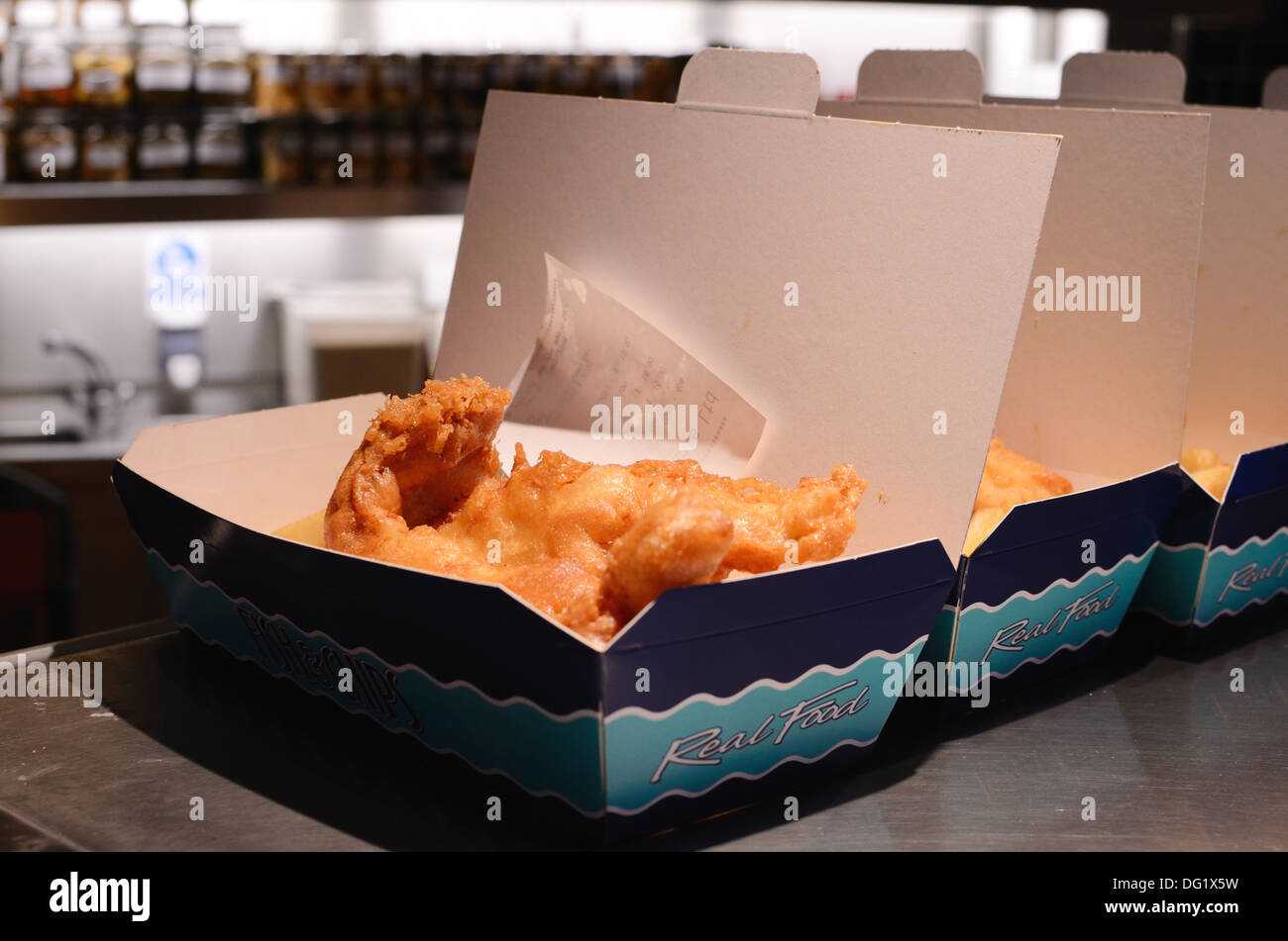 Pesce e patatine in confezioni di carta su Diner Counter Foto Stock
