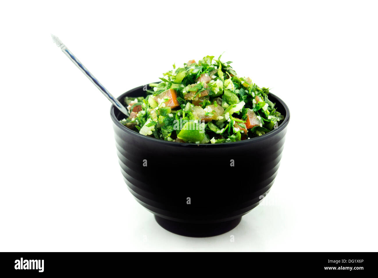 Tabulé insalata in piastra nero su bianco . Foto Stock