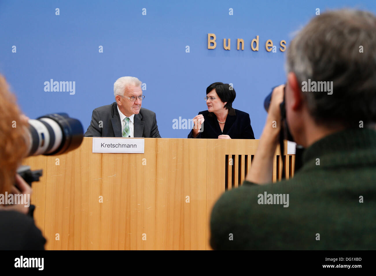 Berlino, Germania. Undicesimo oct, 2013. Berlino, Germania. Ottobre 11th, 2013. Winfried Kretschmann (verde) e Christine Lieberknecht (CDU) parla di handover della Presidenza della Conferenza dei Primi Ministri che sarà realizad nel novembre 2013 al Haus der Bundespressekonferenz a Berlino. Foto Stock