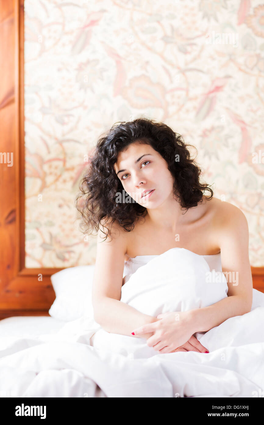 La donna si pensa a letto dopo restless night Foto Stock