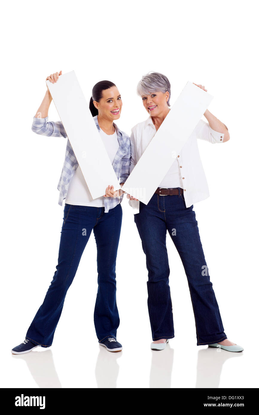 Felice medio di età compresa tra madre e figlia holding lavagne bianche Foto Stock