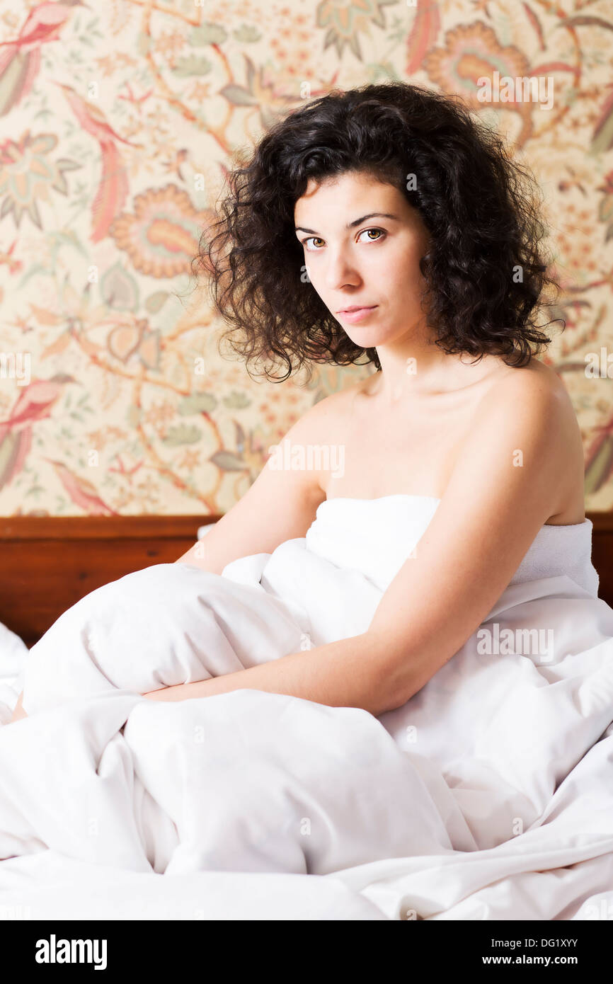 Donna sotto il coperchio morbido sembra grave di qualcosa Foto Stock