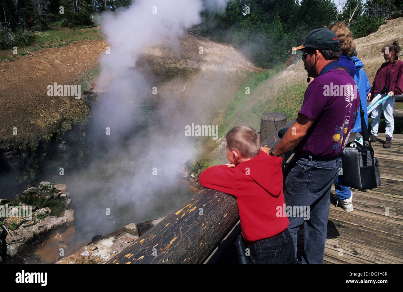 Elk265-2328 Wyoming, il Parco Nazionale di Yellowstone, fango vulcano, Bocca del drago e la molla con i visitatori Foto Stock