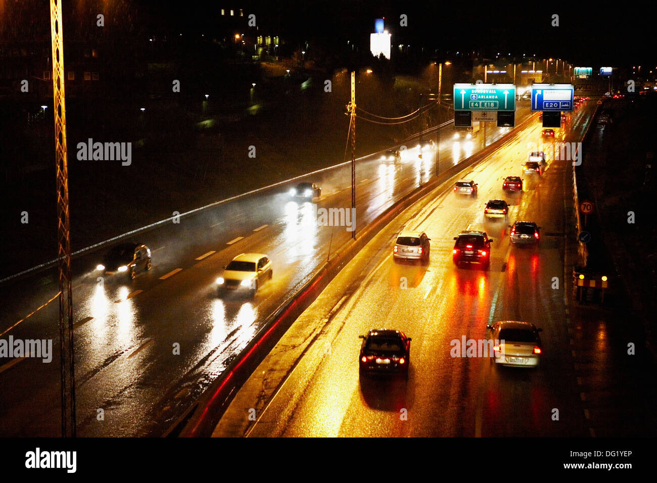Il traffico autostradale sulla notte piovosa, Stoccolma, Svezia Foto Stock