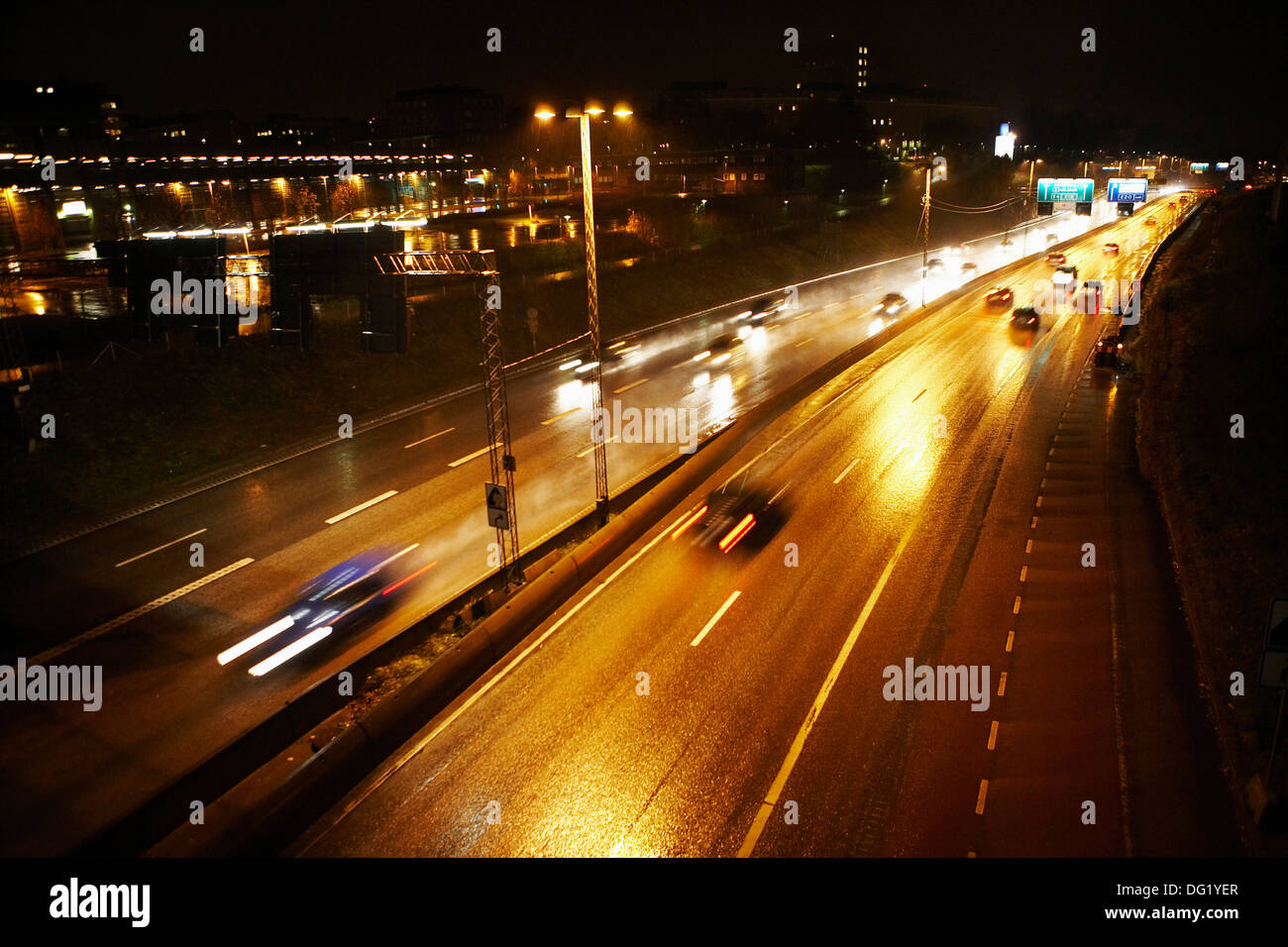 Sfumata del traffico in autostrada sulla notte piovosa, Stoccolma, Svezia Foto Stock