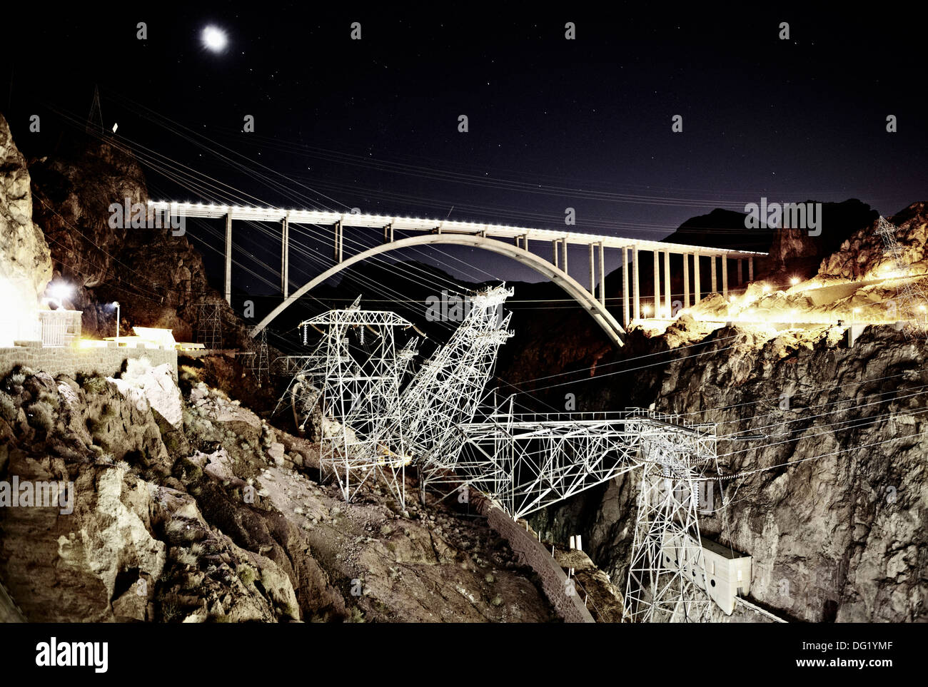 Hoover Dam Bypass e linee di alimentazione elettrica di notte, Hoover Dam, Arizona, Stati Uniti d'America Foto Stock