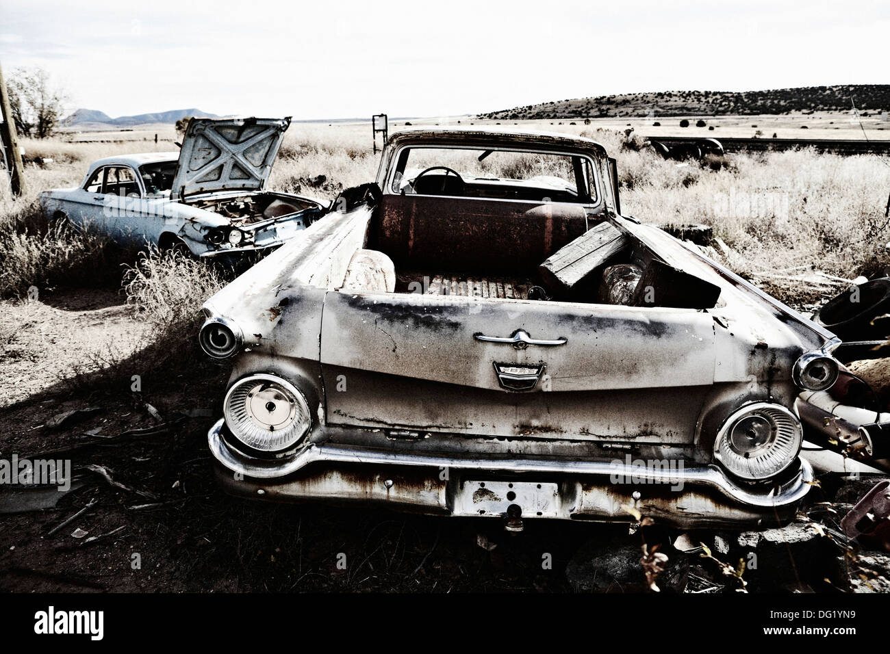 Due vecchie automobili abbandonate nel deserto Foto Stock