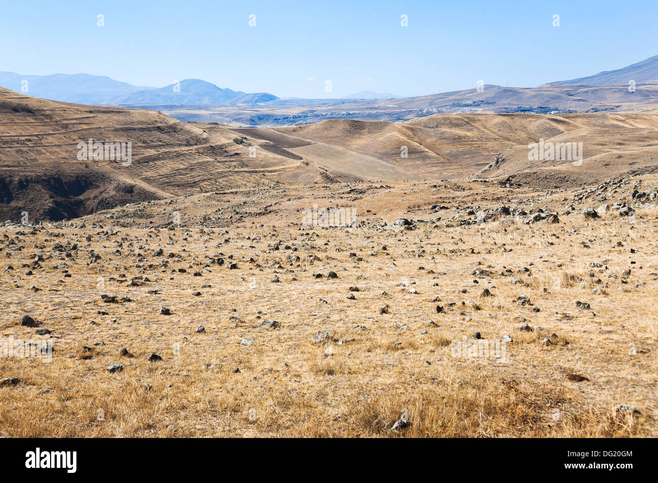 Panorama di pietra altopiano di Zorats Karer (Carahunge) - pre-storia monumento megalitico in Armenia Foto Stock