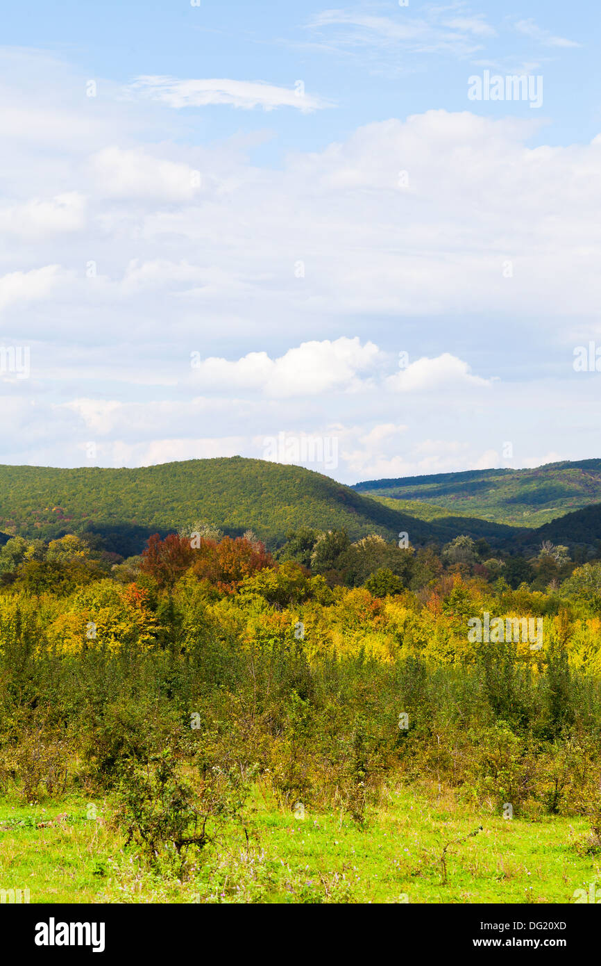 Vista delle montagne caucasiche in Shapsugskaya area anomala nei primi giorni di autunno Foto Stock