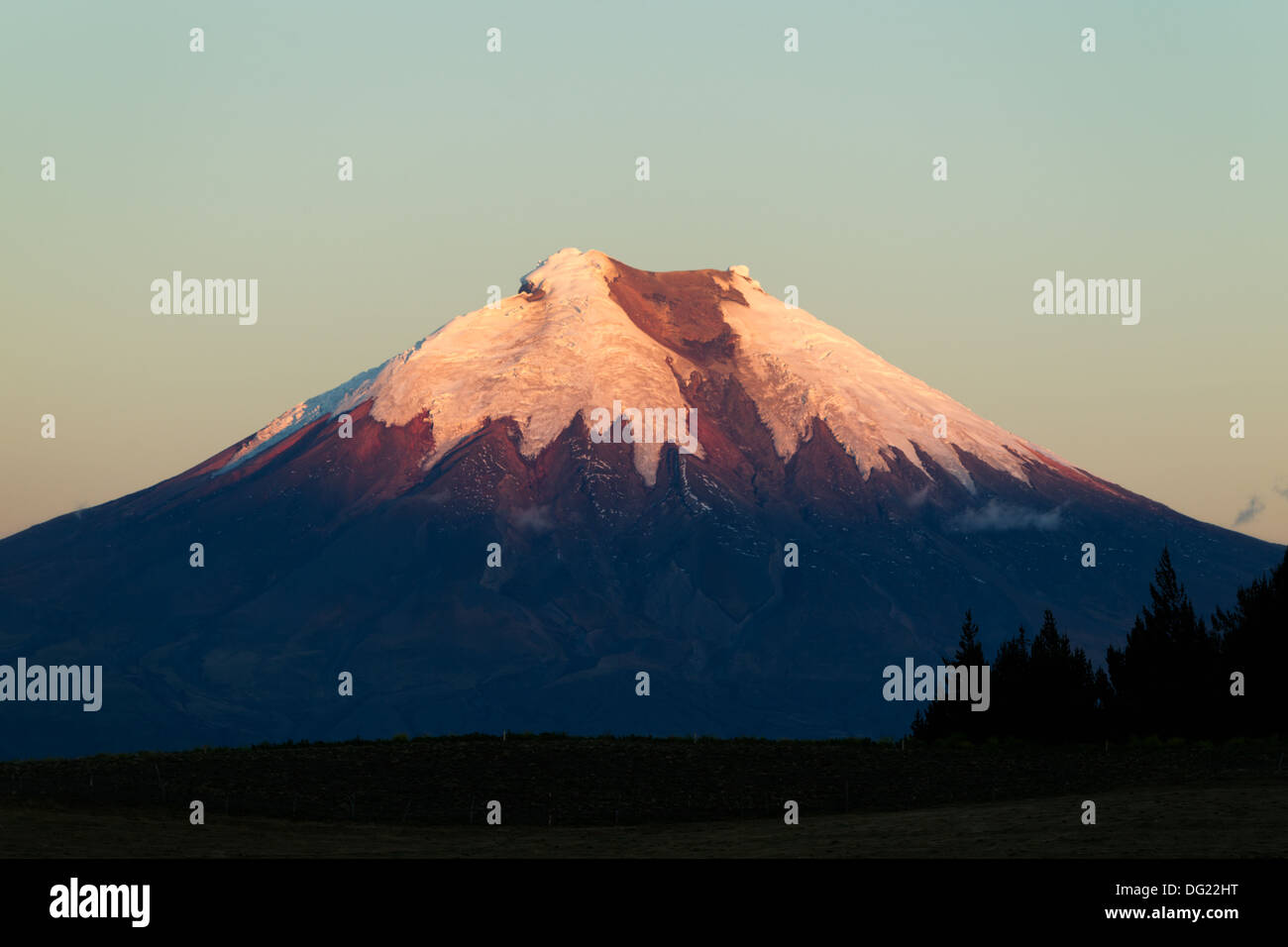 Il vulcano Cotopaxi In Ecuador le luci del tramonto Foto Stock