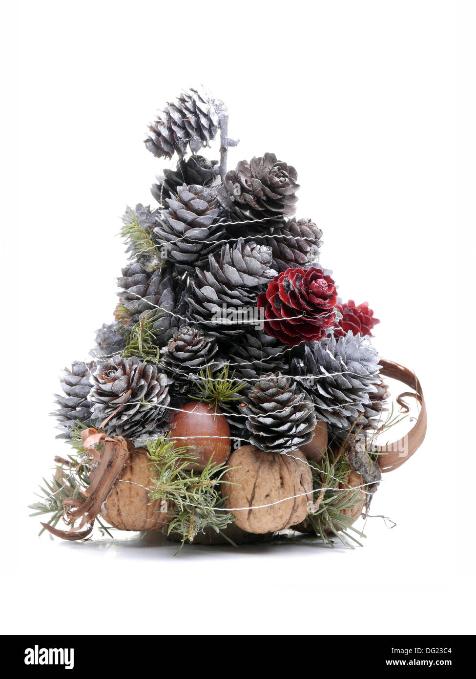 Miniatura albero di natale-come decorazione fatta di larice siliver coni e gusci di noce su sfondo bianco Foto Stock