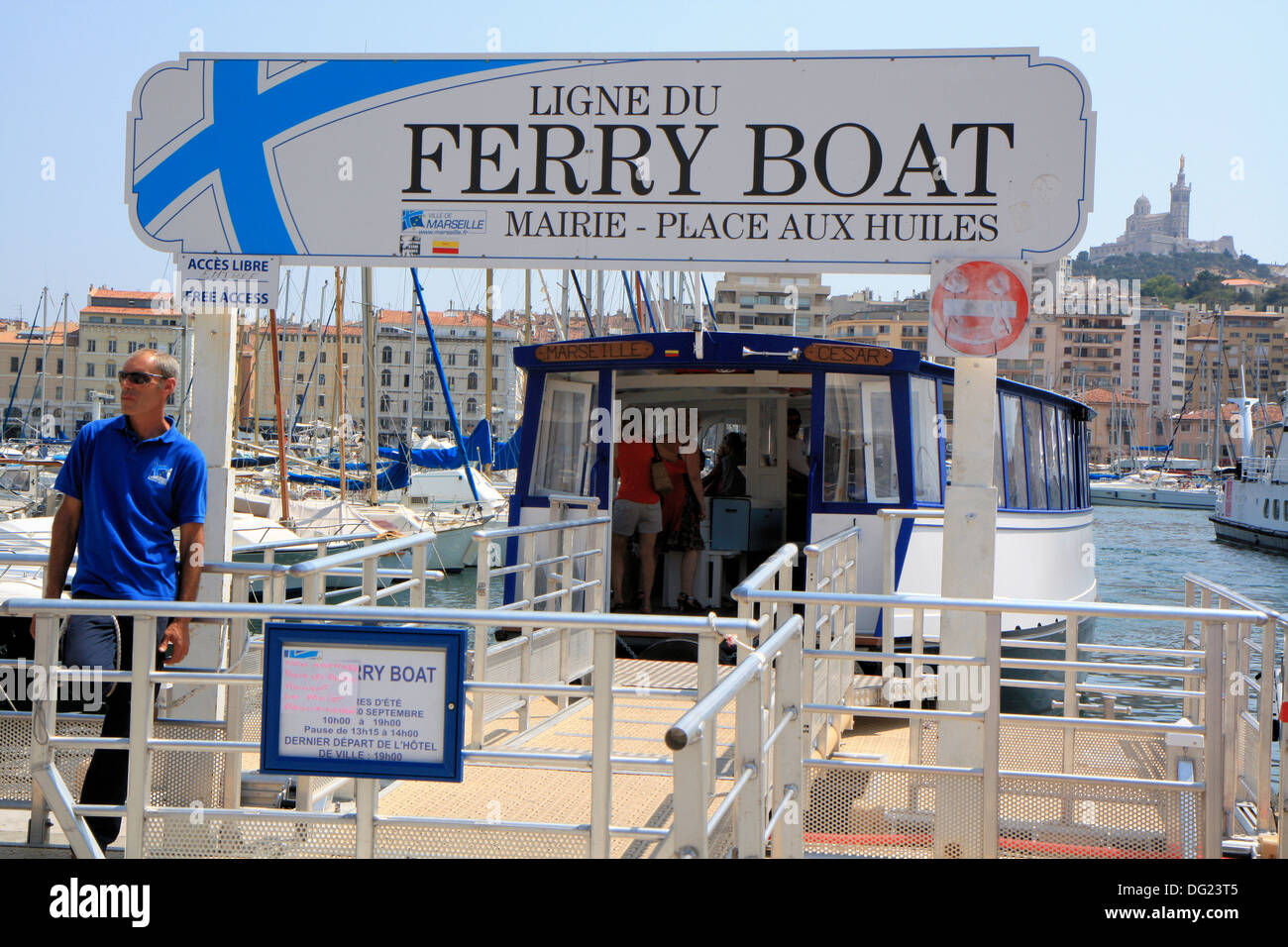 La libera ferry boat plica tra i due lati opposti del vecchio porto, Marsiglia Provenza, Francia Foto Stock