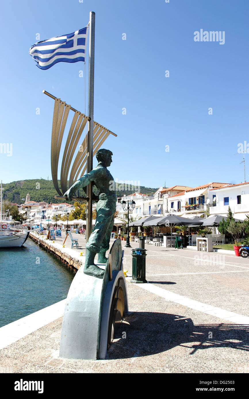 Una statua dedicata a Alexandros Papadimantis nel porto vecchio Ares di Skiathos sull'Egeo greca isola di Skiathos. Foto Stock