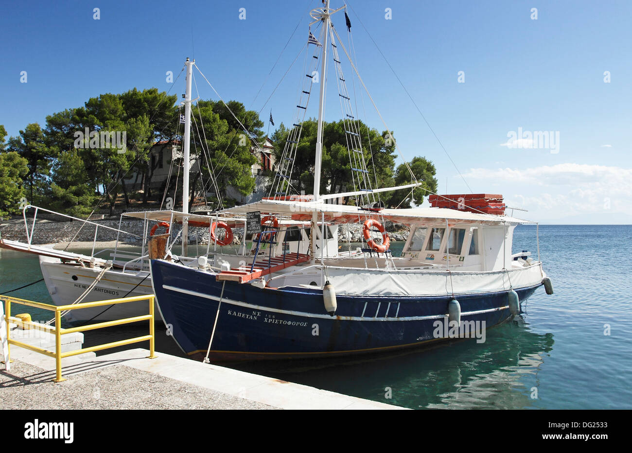 Barche ormeggiate nella zona del porto vecchio di Skiathos città sull'isola greca di Skiathos,una popolare destinazione turistica nel Mar Egeo. Foto Stock
