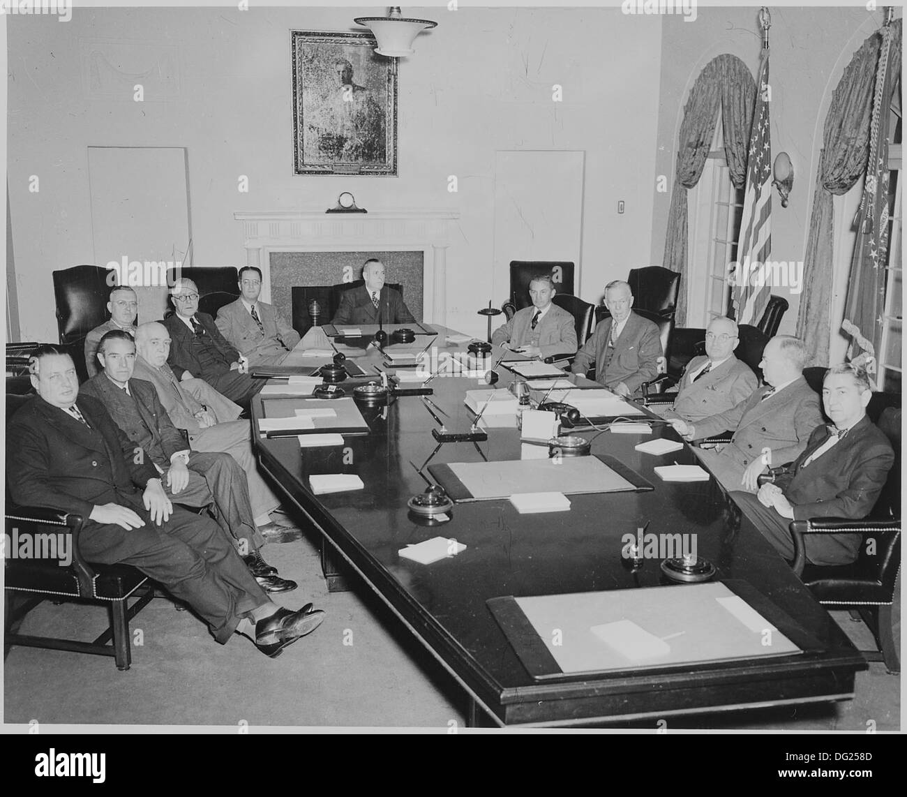Il presidente Harry S. Truman e i suoi membri del gabinetto si riuniscono nella sala del Gabinetto della Casa Bianca, un incontro chiave per il processo decisionale del governo degli Stati Uniti durante la sua presidenza. Foto Stock