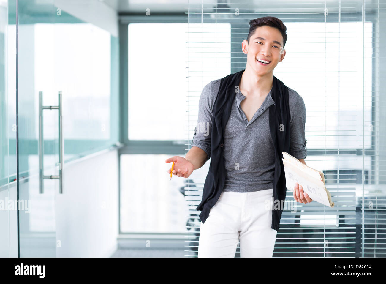 Giovane imprenditore in ufficio Foto Stock