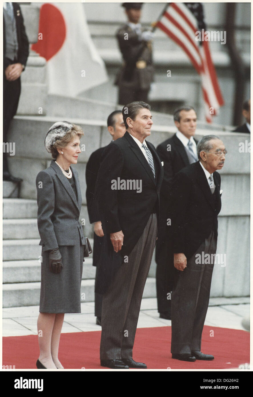Questa fotografia cattura un incontro tra il presidente Ronald Reagan, la First Lady Nancy Reagan, e l'imperatore giapponese Hirohito a Tokyo, Giappone, mostrando un momento diplomatico chiave tra gli Stati Uniti e il Giappone nel 1985. Foto Stock