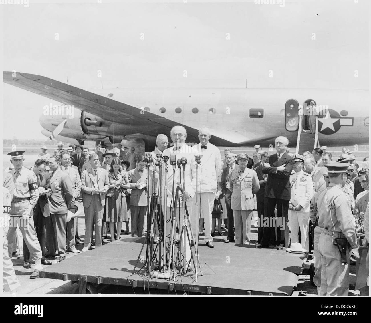 Il senatore Arthur Vandenberg del Michigan tiene un discorso all'aeroporto durante una cerimonia che segna la partenza di un'importante missione diplomatica. Vandenberg era noto per la sua leadership di politica estera al Senato. Foto Stock