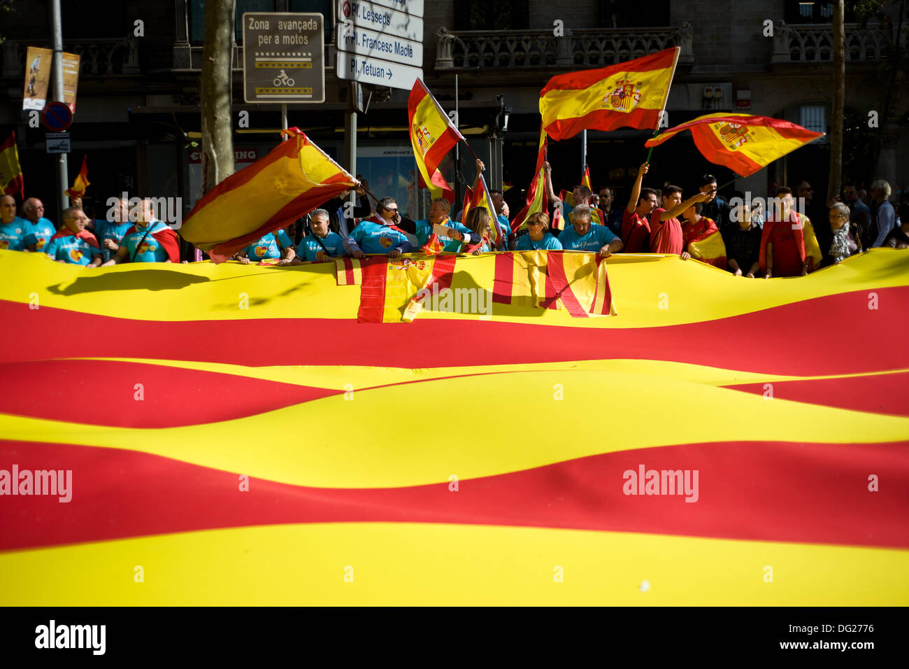 Barcellona, Spagna-12th ott. 2013.Un gigante bandiera catalana con bandiere spagnole visualizzato dall'Unionisti in Barcellona. Giornata Ispanica (Spagnolo Giornata nazionale) è segnato dalla crisi stalking la Spagna e la crescente richiesta di indipendenza dalla popolazione catalana. Alcune migliaia di persone hanno manifestato per l'unione del territorio spagnolo. Credito: Jordi Boixareu/Alamy Live News Foto Stock