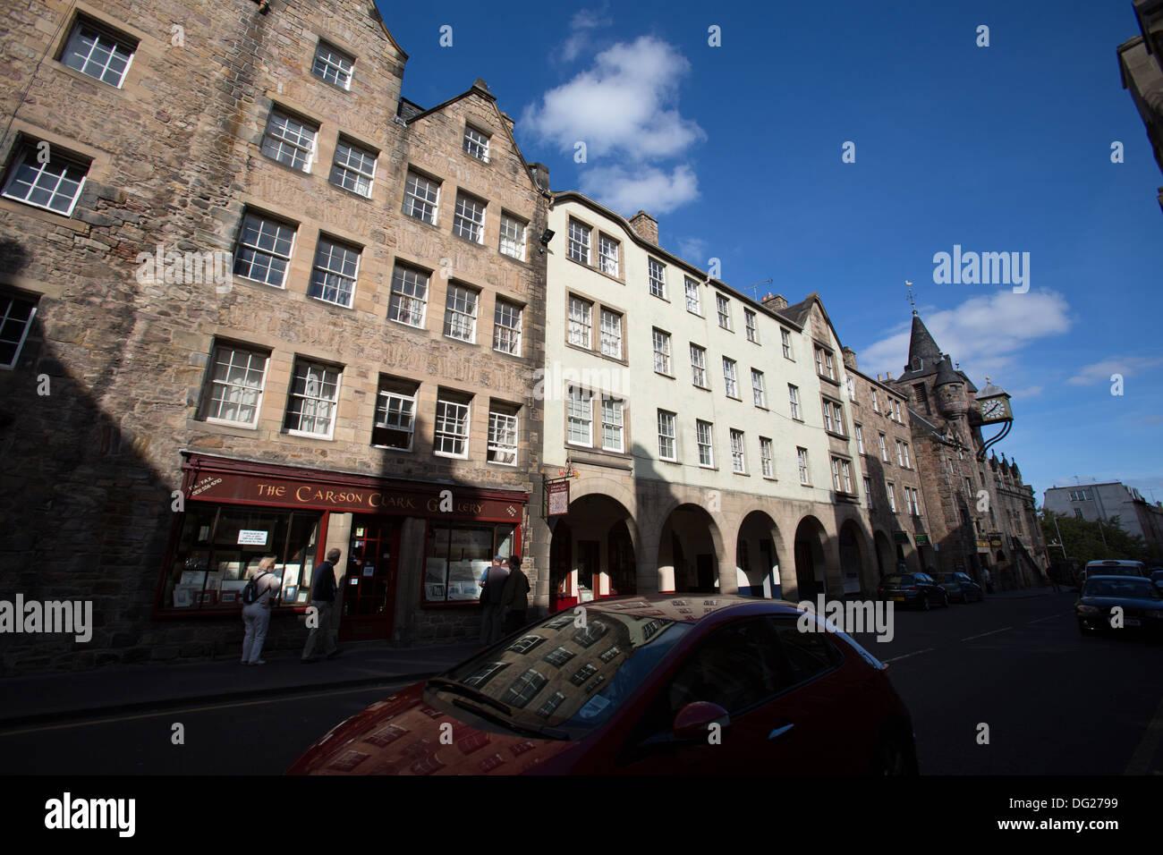 Città di Edimburgo in Scozia. Canongate su Edinburgh Royal Mile con la Canongate Tolbooth in background. Foto Stock