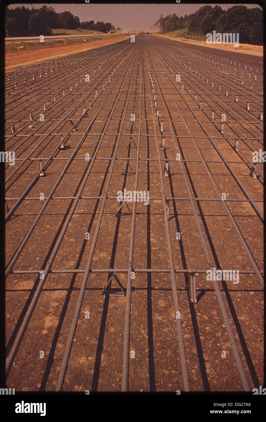 Le aste in acciaio realizzate con automobili triturate sono utilizzate per il rinforzo in una sezione della i-55, a nord di Durant, Oklahoma, mostrando il riciclaggio nelle infrastrutture. Foto Stock
