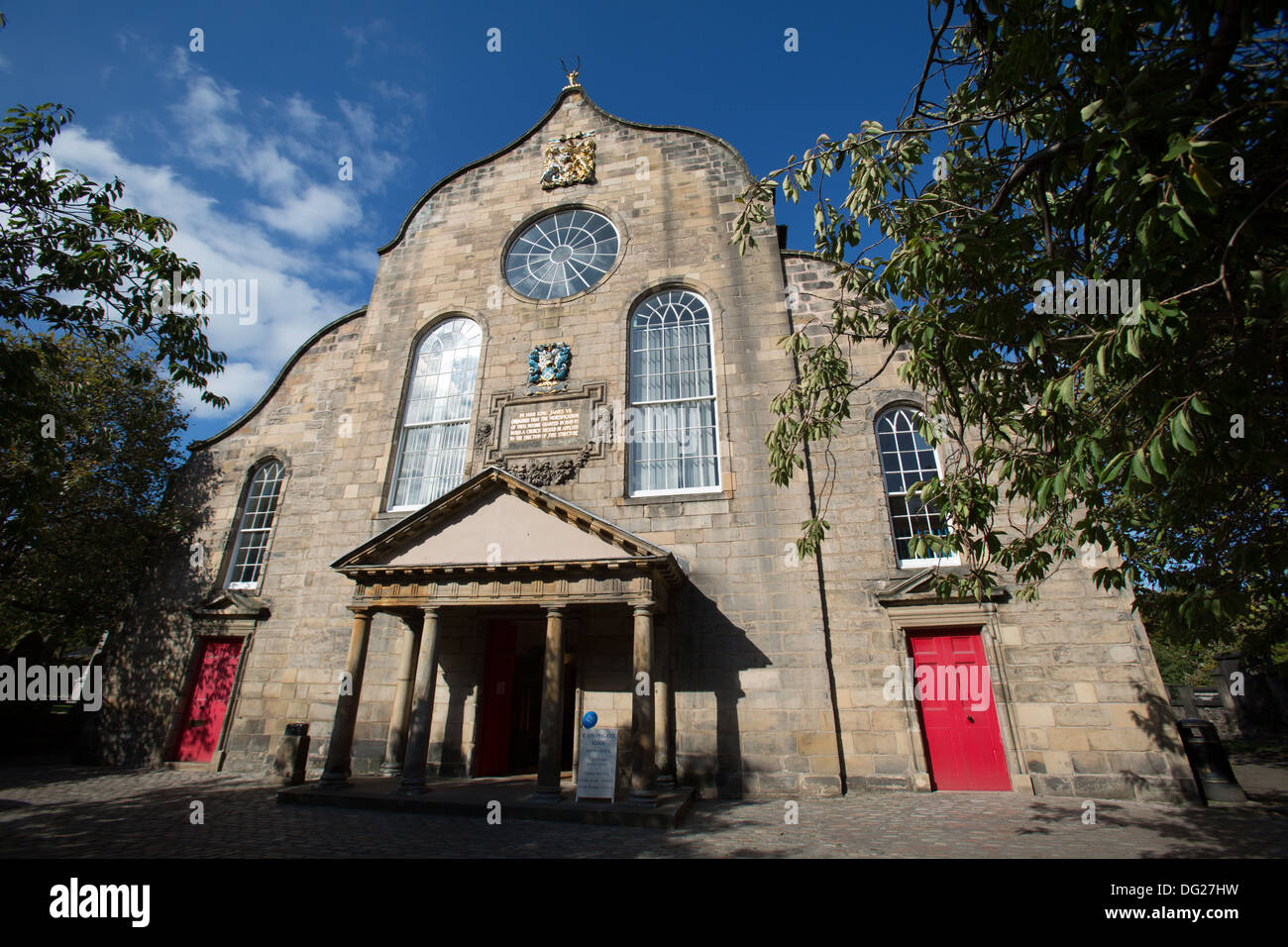 Città di Edimburgo in Scozia. Alla fine del XVII secolo Canongate Kirk su Edinburgh Royal Mile. Foto Stock