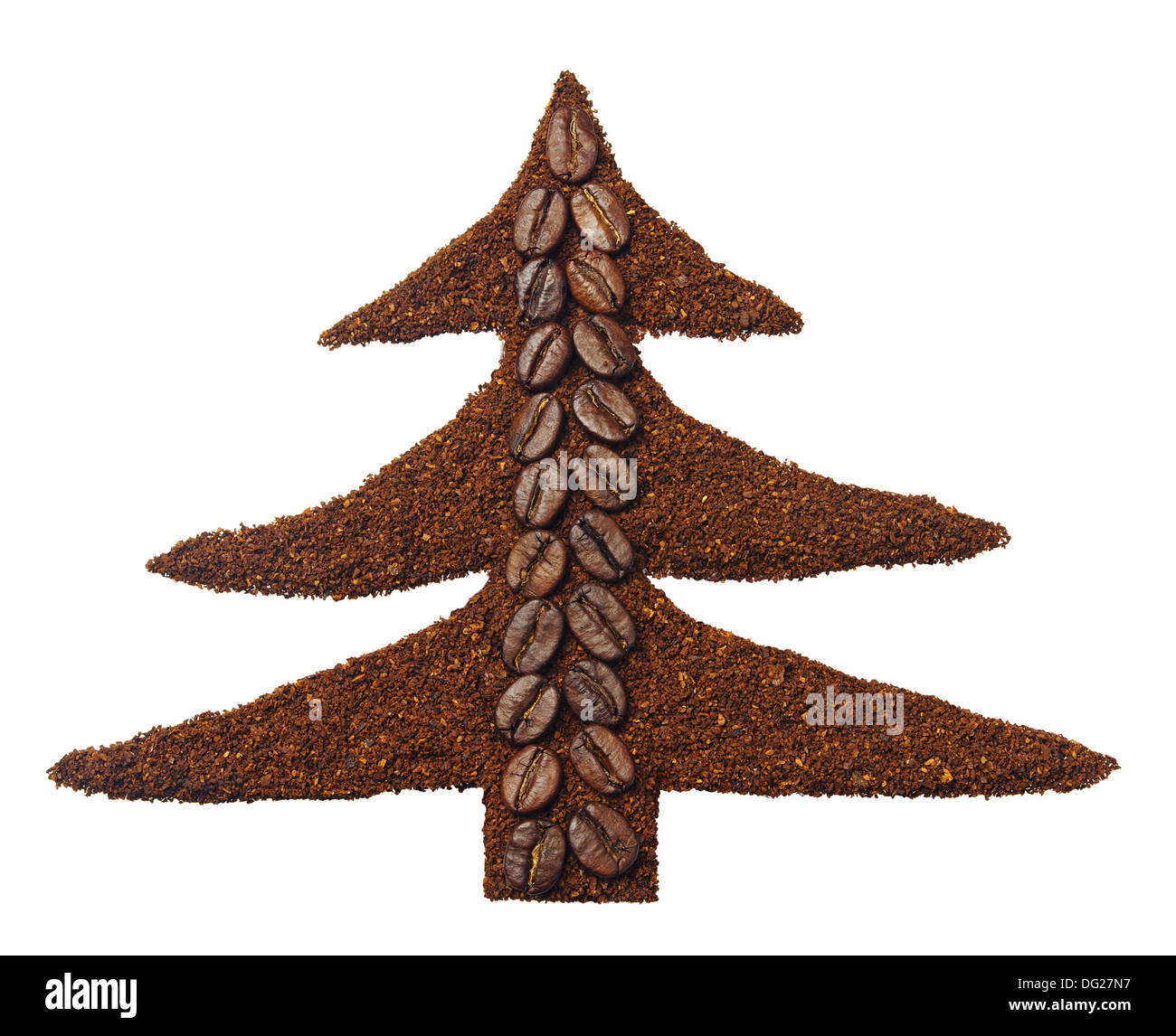 Il caffè macinato e i chicchi di caffè a forma di albero di Natale isolato su bianco Foto Stock