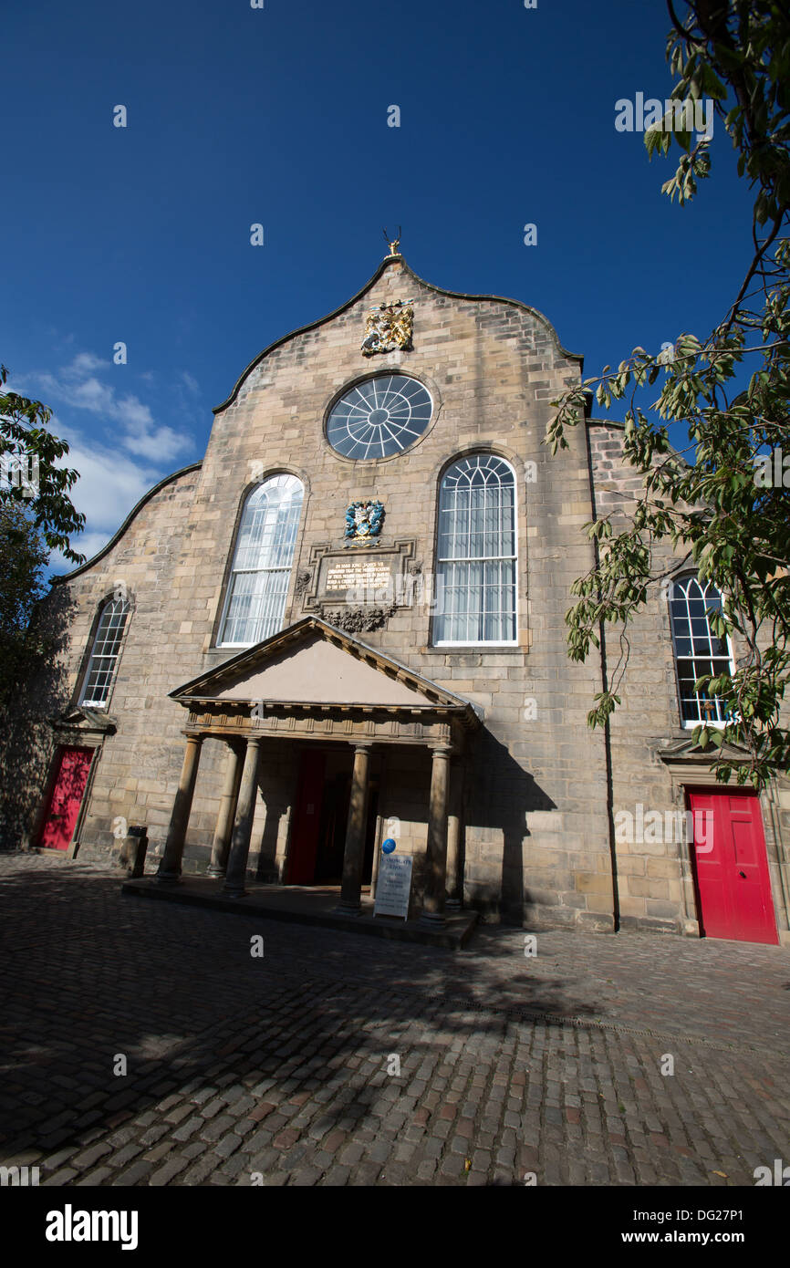 Città di Edimburgo in Scozia. Alla fine del XVII secolo Canongate Kirk su Edinburgh Royal Mile. Foto Stock