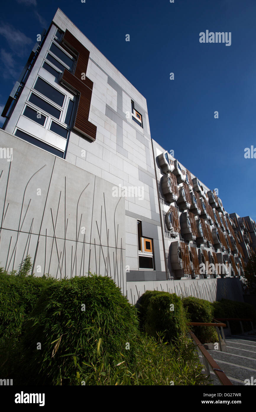 Città di Edimburgo in Scozia. Reid's chiudere la vista del reticolo di quercia windows del Ministro per l'edificio del parlamento scozzese. Foto Stock