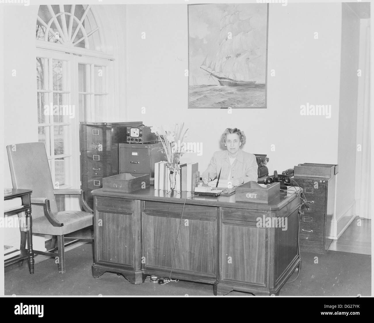 Una fotografia di Rose Conway, segretario del presidente Harry Truman, che lavora alla sua scrivania alla Casa Bianca, catturando un momento significativo nella storia politica degli Stati Uniti. Foto Stock