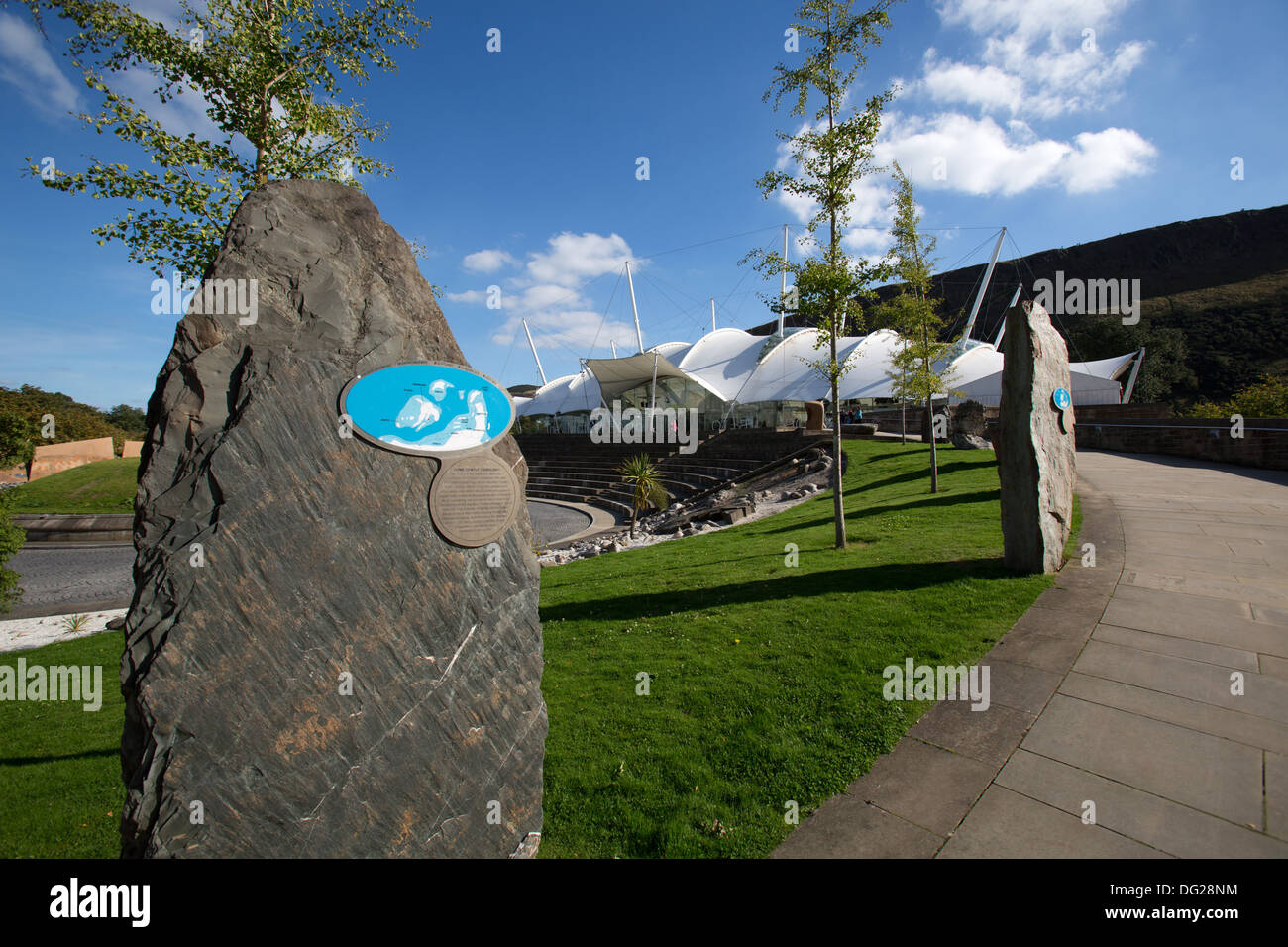 Città di Edimburgo in Scozia. Antiche rocce sotto forma di pietre permanente linea il percorso del nostro Dynamic Earth Science Center. Foto Stock