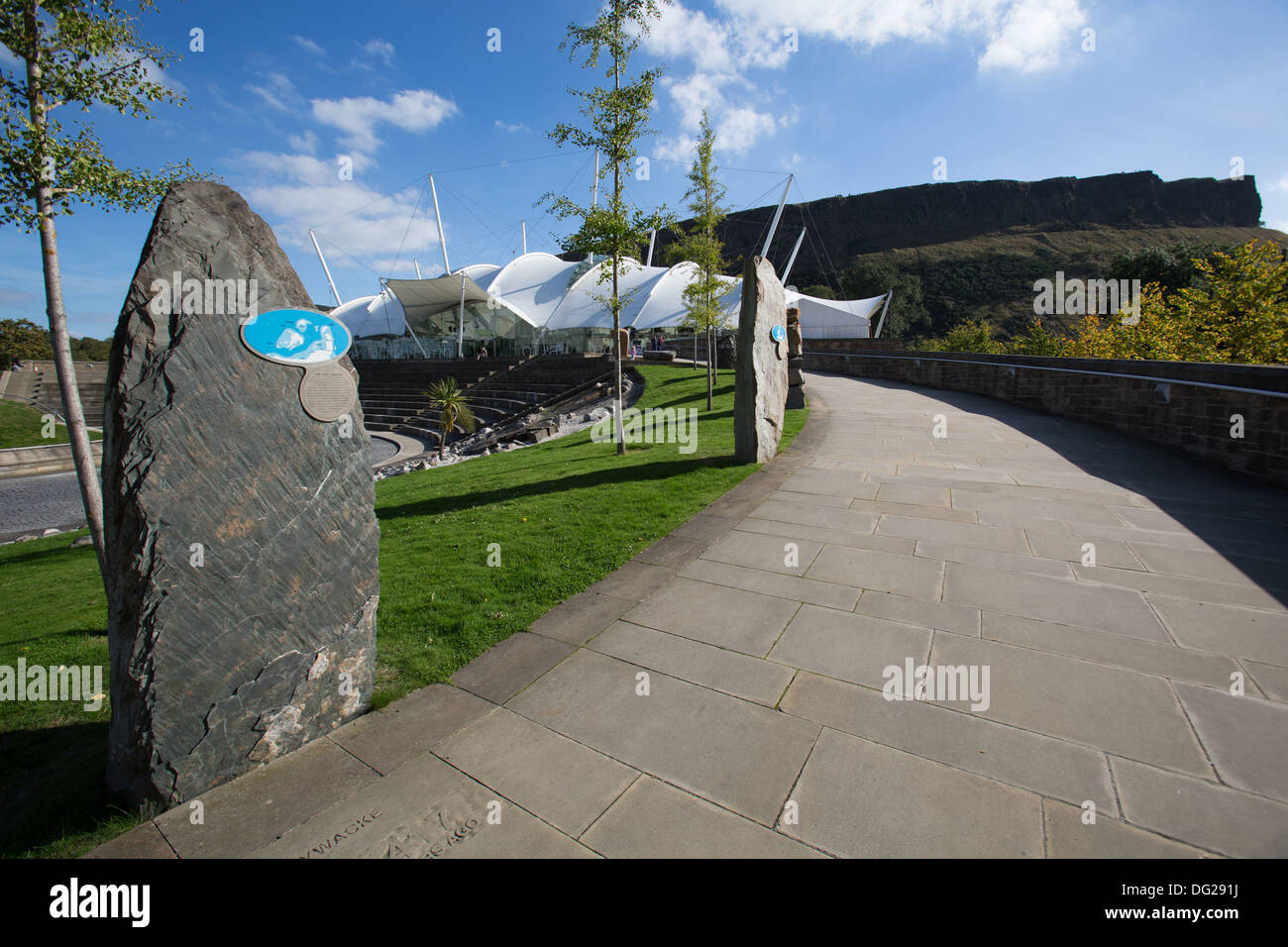 Città di Edimburgo in Scozia. Antiche rocce sotto forma di pietre permanente linea il percorso del nostro Dynamic Earth Science Center. Foto Stock