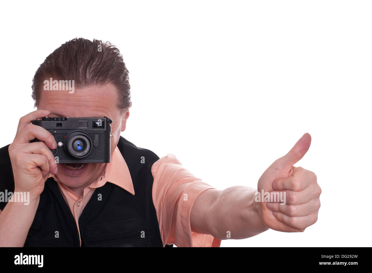 Fotografo maschio con un telemetro fotocamera è in attesa per il suo pollice Foto Stock
