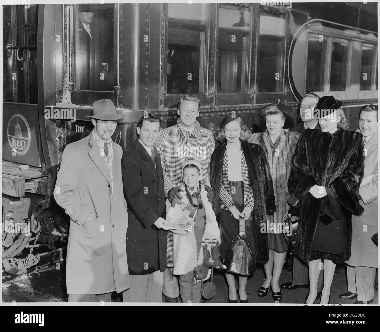Questa fotografia mostra le star del cinema che arrivano a Washington per il Roosevelt Birthday Ball. L'evento, tenuto per celebrare il compleanno del presidente Franklin D. Roosevelt, ha riunito figure di spicco di Hollywood e della politica. Foto Stock
