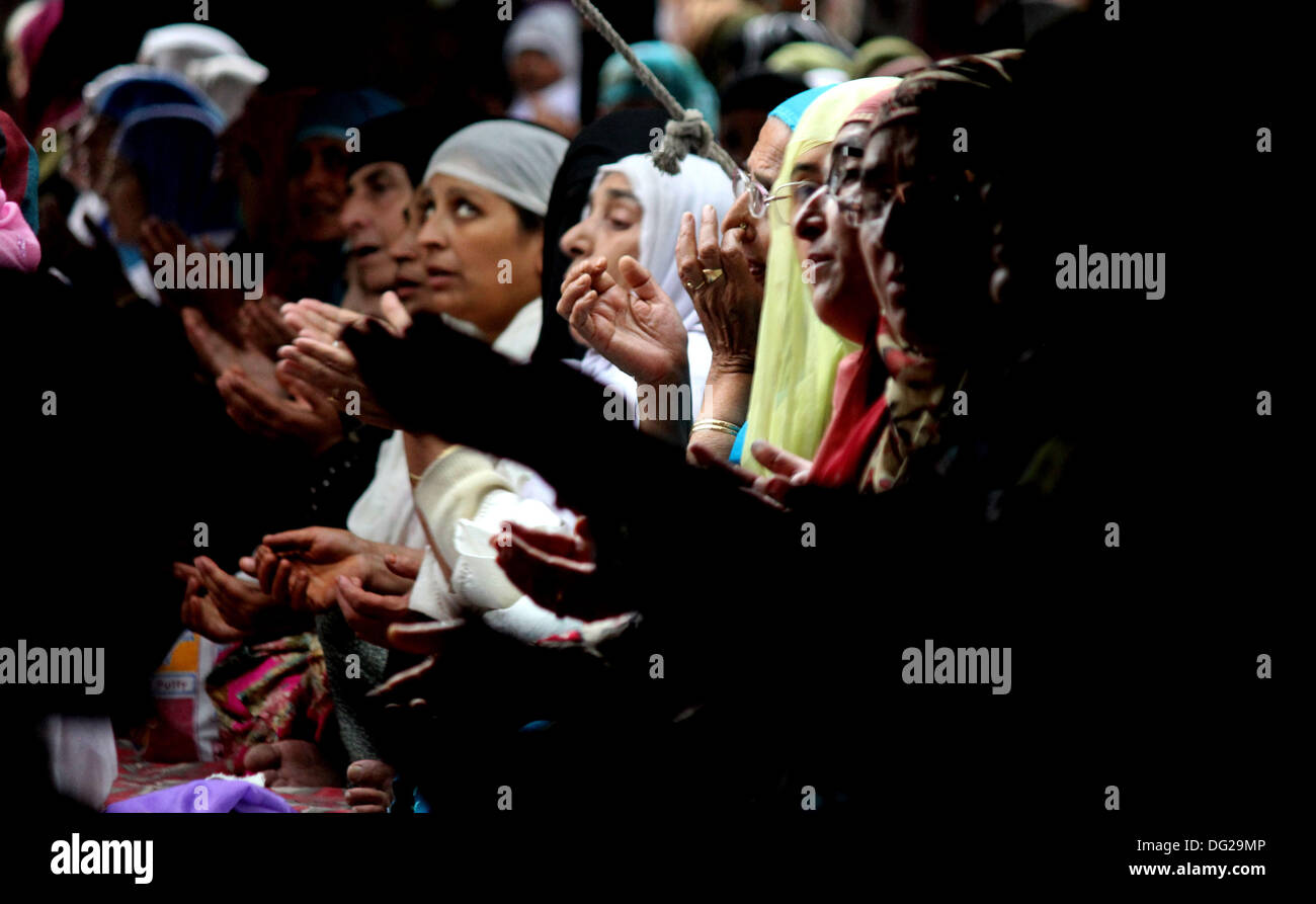 Srinagar Kashmir. Xii oct, 2013. Donna del Kashmir offre preghiere presso un santuario di Shah e Hamdan sulla morte anniversario dello studioso sufi Mir Syed Ali Hamadani a Srinagar, la capitale estiva del Kashmir indiano in India, Oct, . 12, 2013. Mir Sayyid Ali è stato un Sufi persiano, un poeta e un eminente studioso Musulmano del XIV secolo. Xii oct, 2013. Noto come Amir-ho Kabir 'grande condottiero,'' fu molto influente nell Islam prevalente nel Kashmir e ha avuto una grande mano nella formazione della cultura della valle del Kashmir. Credito: Altaf Zargar/ZUMAPRESS.com/Alamy Live News Foto Stock