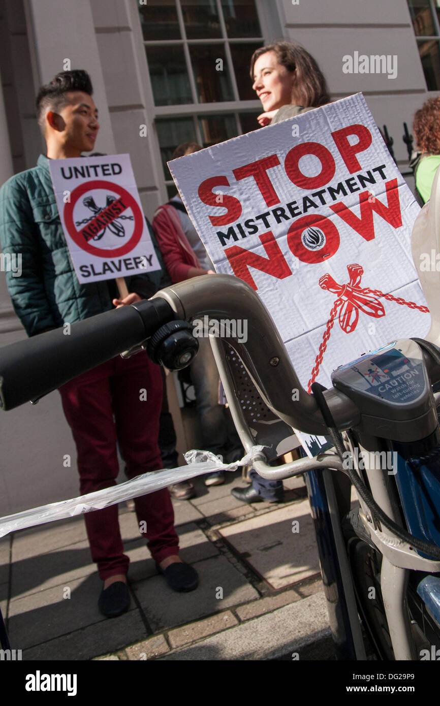 Londra, Regno Unito. Xii oct, 2013. I manifestanti di dimostrare al di fuori del Qatar embassy contro il maltrattamento di Asian expatriato lavoratori edili in Qatar la costruzione di infrastrutture per la Coppa del Mondo FIFA. Credito: Paolo Davey/Alamy Live News Foto Stock