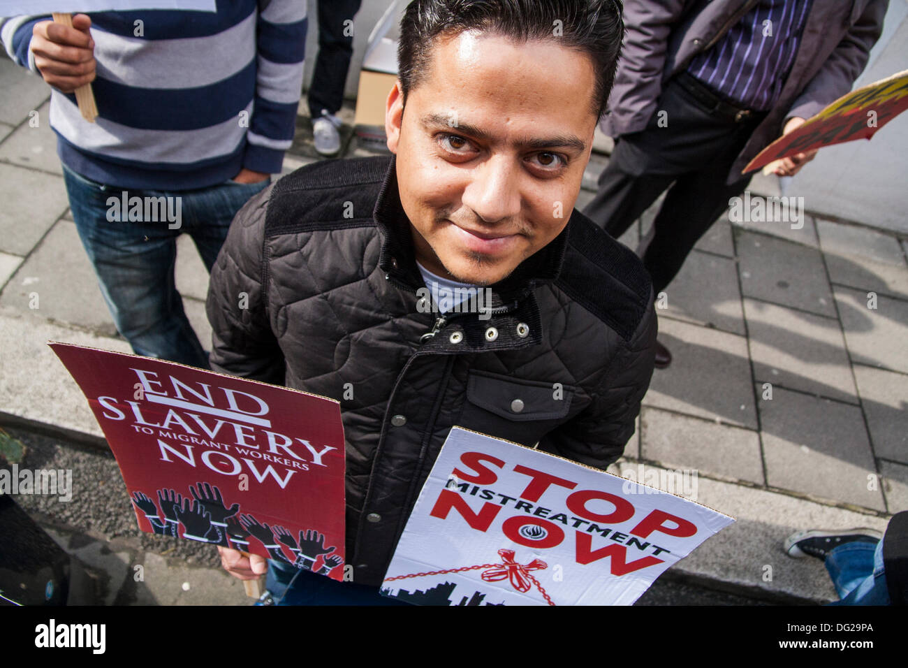 Londra, Regno Unito. Xii oct, 2013. I manifestanti di dimostrare al di fuori del Qatar embassy contro il maltrattamento di Asian expatriato lavoratori edili in Qatar la costruzione di infrastrutture per la Coppa del Mondo FIFA. Credito: Paolo Davey/Alamy Live News Foto Stock