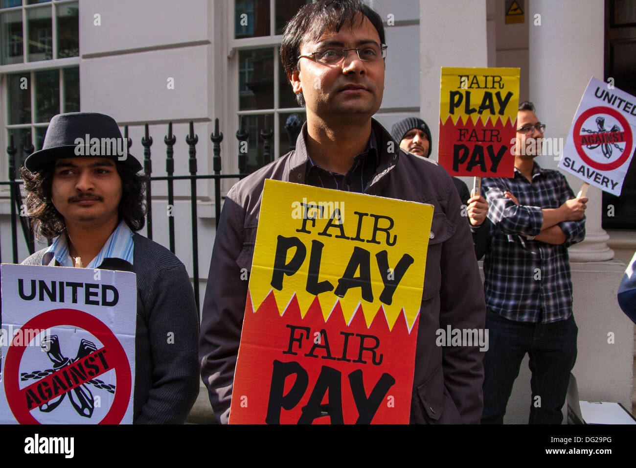 Londra, Regno Unito. Xii oct, 2013. I manifestanti di dimostrare al di fuori del Qatar embassy contro il maltrattamento di Asian expatriato lavoratori edili in Qatar la costruzione di infrastrutture per la Coppa del Mondo FIFA. Credito: Paolo Davey/Alamy Live News Foto Stock