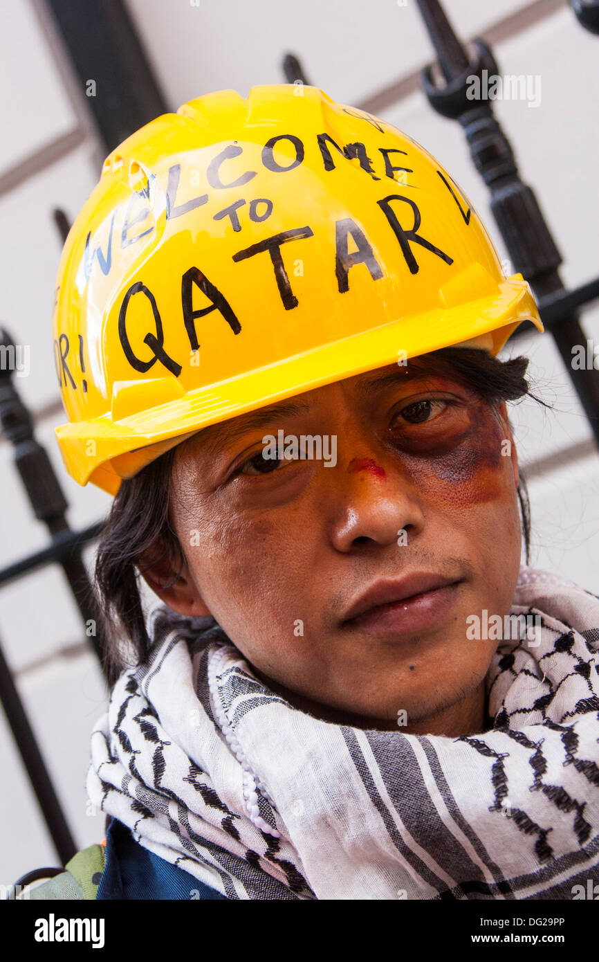 Londra, Regno Unito. Xii oct, 2013. I manifestanti di dimostrare al di fuori del Qatar embassy contro il maltrattamento di Asian expatriato lavoratori edili in Qatar la costruzione di infrastrutture per la Coppa del Mondo FIFA. Credito: Paolo Davey/Alamy Live News Foto Stock