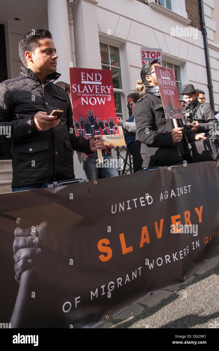 Londra, Regno Unito. Xii oct, 2013. I manifestanti di dimostrare al di fuori del Qatar embassy contro il maltrattamento di Asian expatriato lavoratori edili in Qatar la costruzione di infrastrutture per la Coppa del Mondo FIFA. Credito: Paolo Davey/Alamy Live News Foto Stock