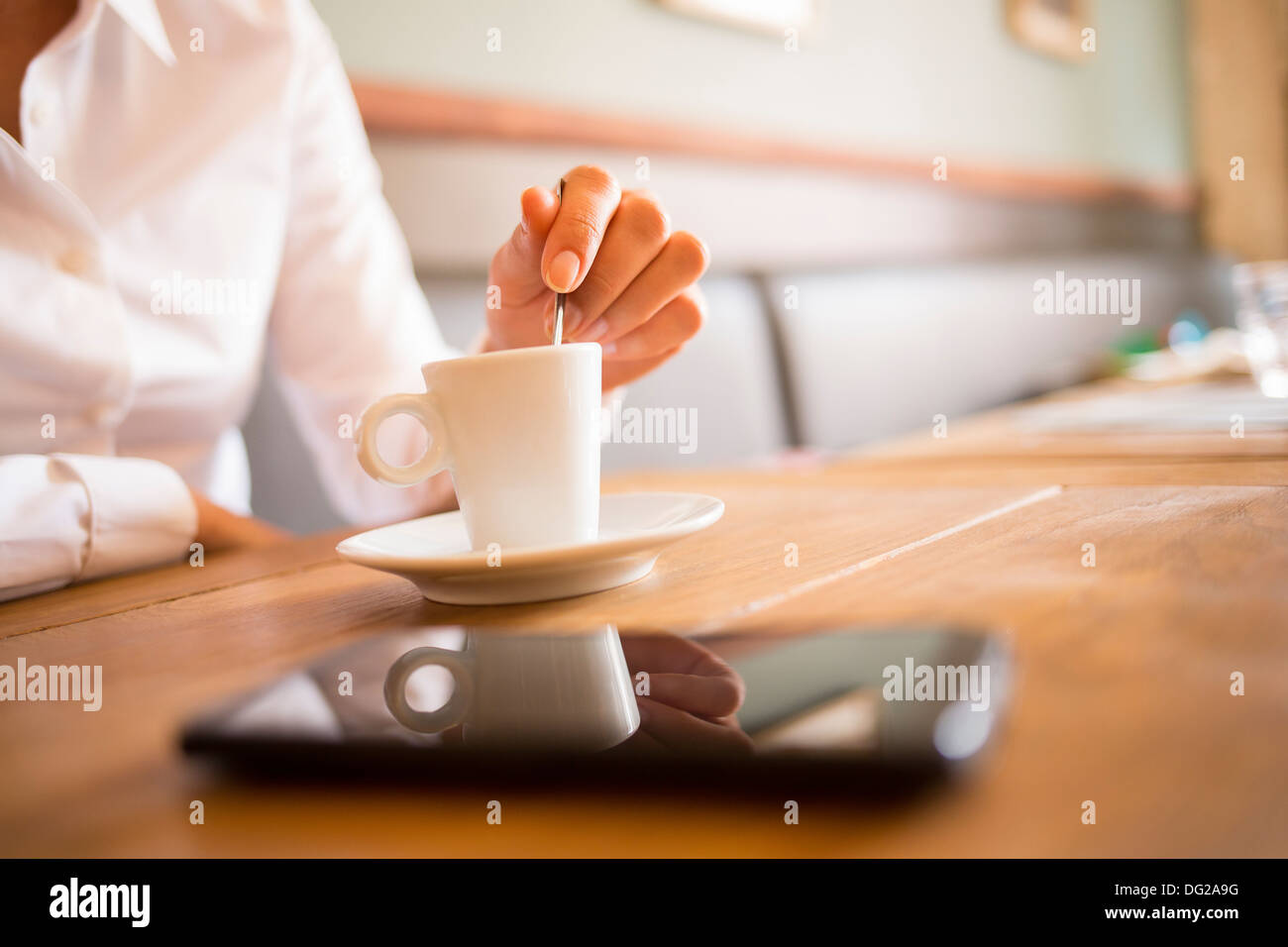 Ristorante femmina lato tavolo da caffè telefono mobile Foto Stock