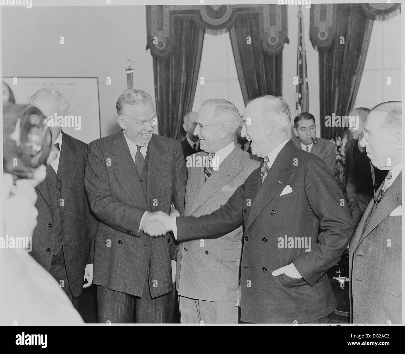 Questa fotografia cattura George C. Marshall che saluta il suo predecessore James Byrnes, entrambi ex segretari di Stato degli Stati Uniti, segnando un momento di transizione nella diplomazia americana. Foto Stock