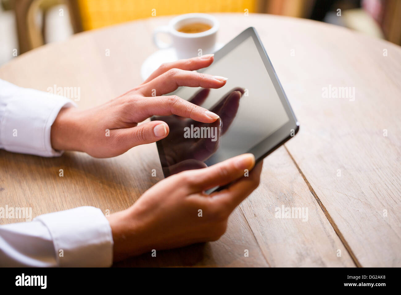 Messaggio femminile computer sms cafe Foto Stock