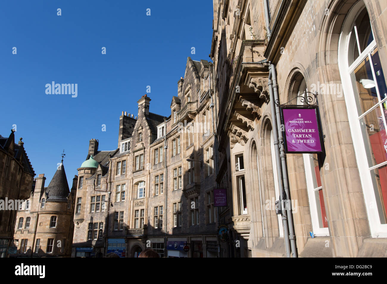 Città di Edimburgo in Scozia. Vista pittoresca di negozi e facciate di edifici su Edimburgo di Cockburn Street. Foto Stock